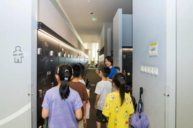 他们开启一场沉浸式探索之旅新葡京积木里的中国密码！(图2)